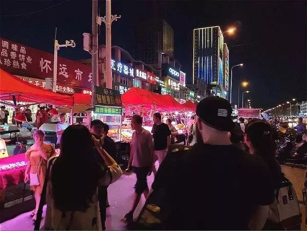 波肖门尾的彩色图库，探索城市记忆与艺术之光的交汇波肖门 尾图库资料